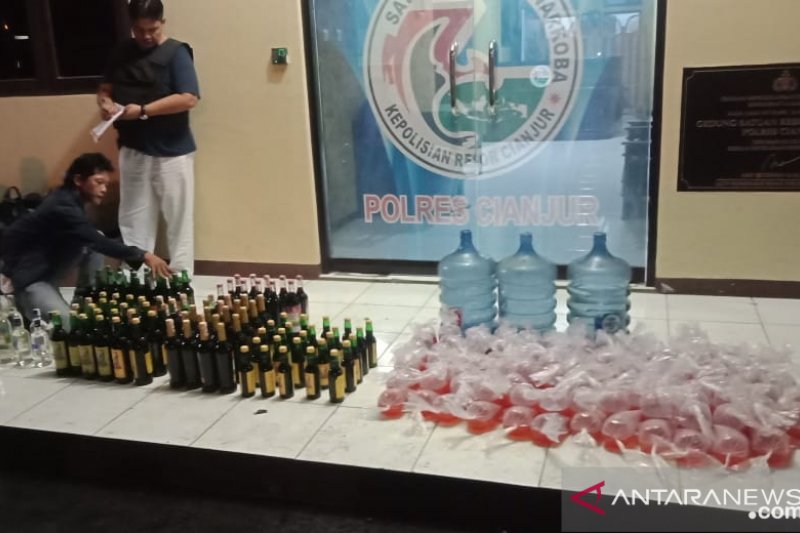 Polres Cianjur amankan ratusan botol miras dan oplosan