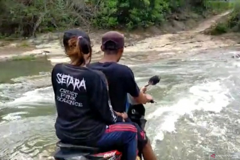 Warga tiga desa di Cianjur terisolir akibat jembatan putus