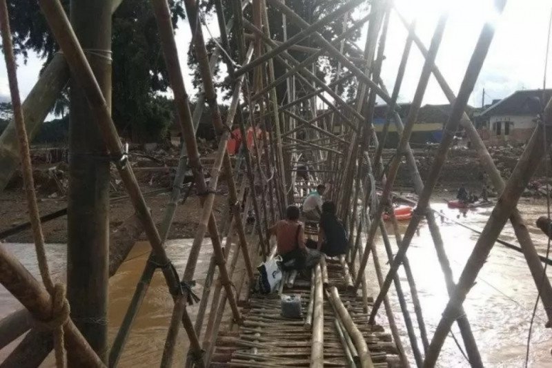 Korban banjir Lebak bangun jembatan darurat