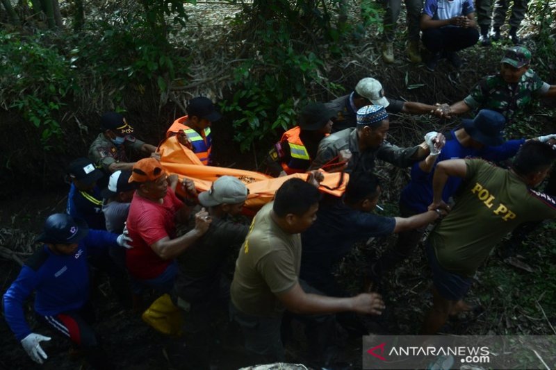 Evakuasi korban terseret air sungai