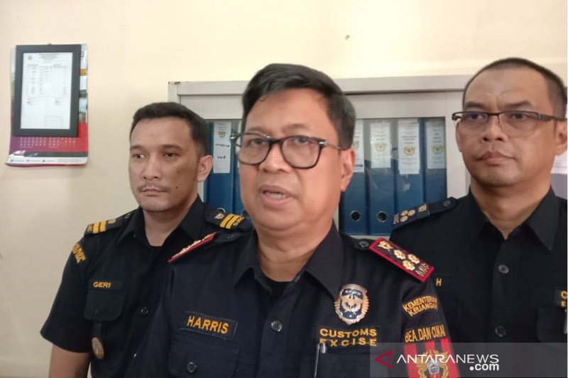 Realisasi penerimaan bea cukai Palembang surplus