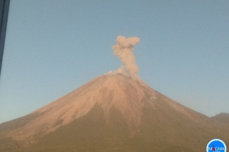 Gunung Semeru Erupsi Semburkan Abu Vulkanis Setinggi 400 Meter - ANTARA ...