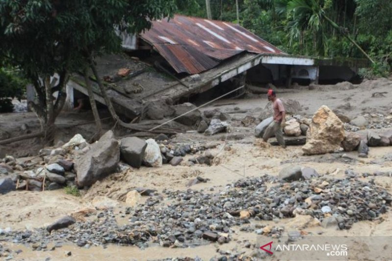 RUMAH DAN MOBIL HANYUT DI HANTAM BANJIR BANDANG MALALO