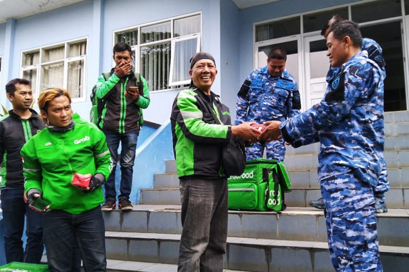 Sebanyak 2.000 paket makanan gratis diantar pengemudi ojek online Bandung