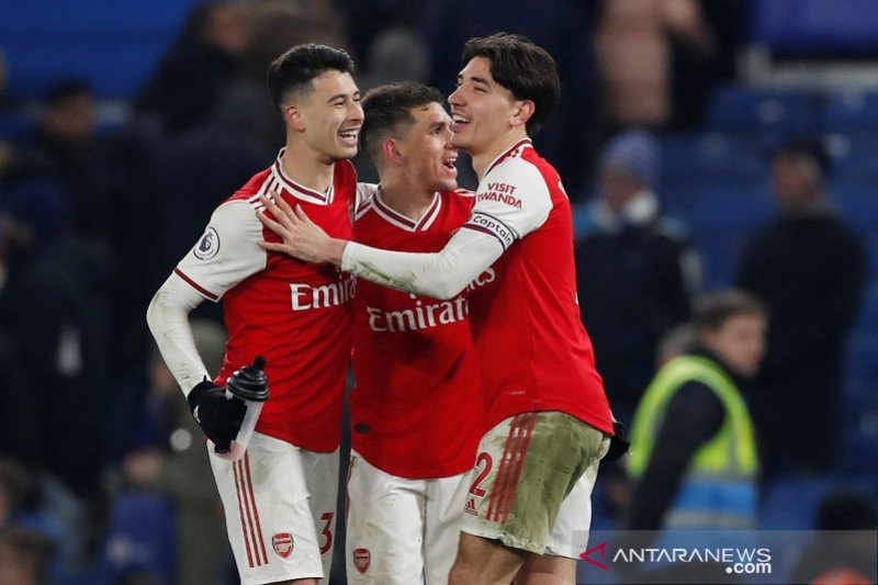 10 pemain Arsenal berhasil imbangi Chelsea 2-2