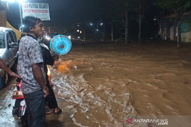 Banjir di Jalan Raya Bayongbong Garut akibat drainase tersumbat