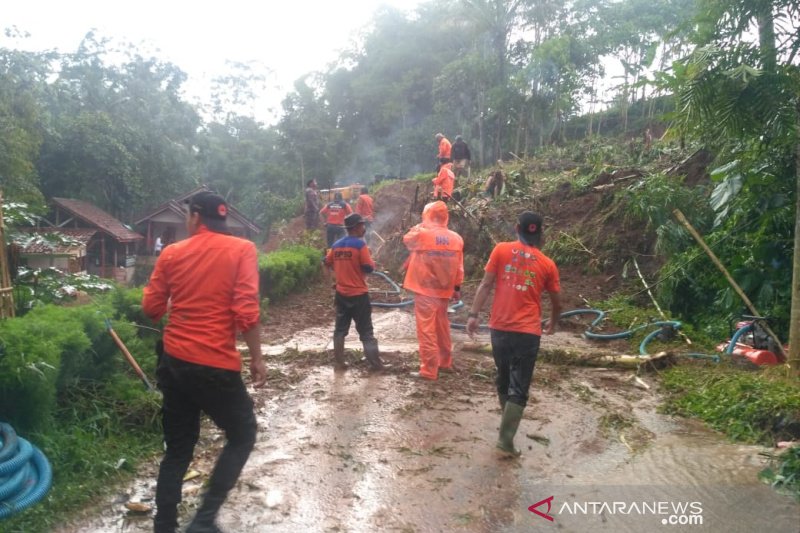 Waspada, jalan Pasiralam Tasikmalaya rawan bencana longsor