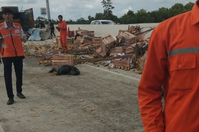 Tumpahan jeruk di jalan tol ruas Terbanggi-Bakauheni