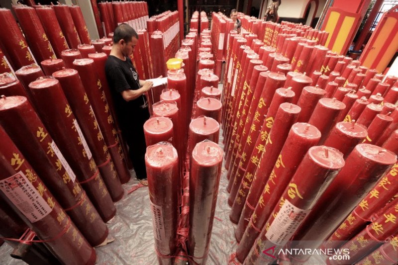 Vihara Dharma Ramsi Bandung nyalakan ratusan lilin rayakan Imlek