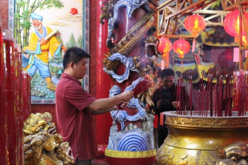 Meski di guyur hujan warga antusias ramaikan Imlek