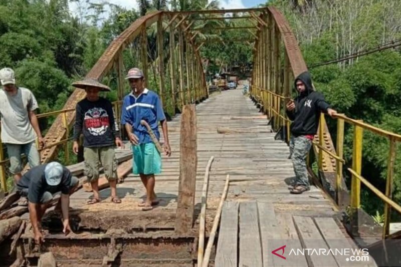 Jembatan yang ada rusak, warga Cibungur Cianjur berharap Pemda bangun jembatan permanen