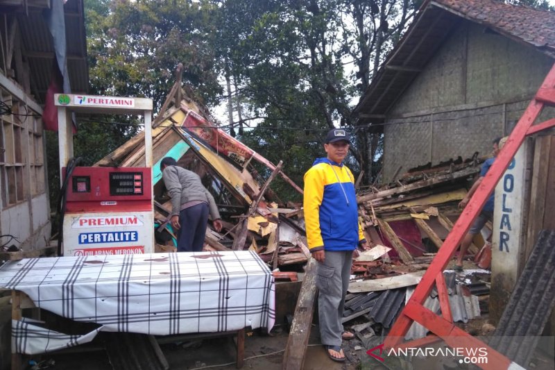 Satu rumah warga di Talegong Garut roboh akibat diguyur hujan deras
