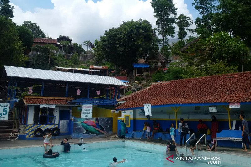 Pelaku wisata di Garut keluhkan banjir di jalan nasional Bandung