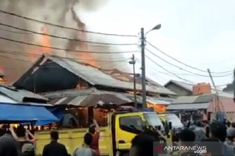 Pasar Induk Caringin Bandung dilanda kebakaran
