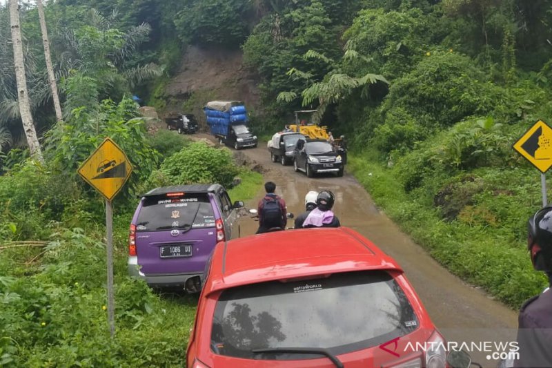 Jalan Raya Bandung-Cianjur sudah normal setelah terkena longsoran