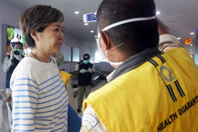 Pemeriksaan Kesehatan Wisatawan  China di Bandara Sorong
