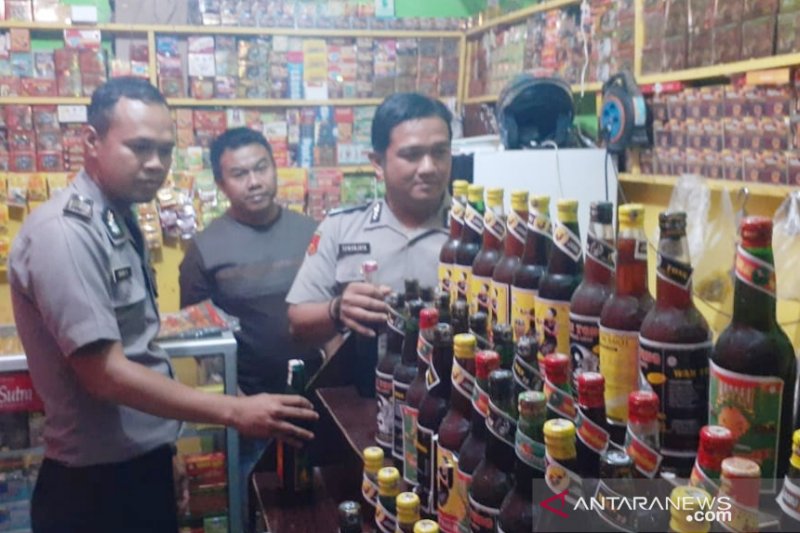 Polres Bogor sita 196 botol minuman keras dan 99 liter oplosan