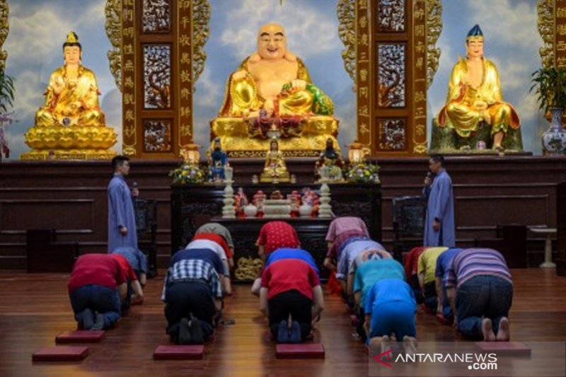 Warga Tionghoa sembahyang untuk sambut Tahun Baru Imlek 2571