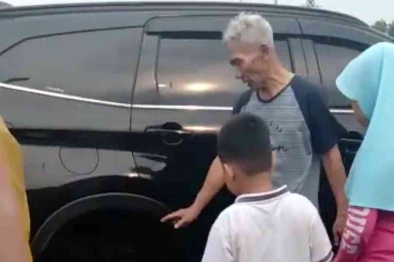Video pencurian ban mobil di parkir di mal Bekasi hebohkan warga