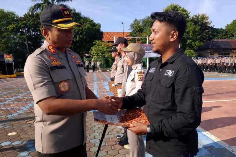 Amankan pelaku tabrak lari, jurnalis TVRI diberi penghargaan dari Polres Indramayu