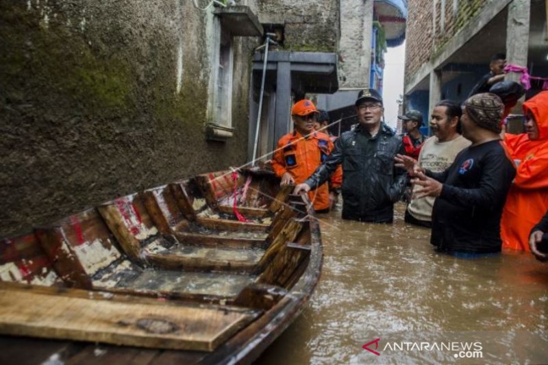 GUBERNUR JABAR TINJAU BANJIR BANDUNG SELATAN