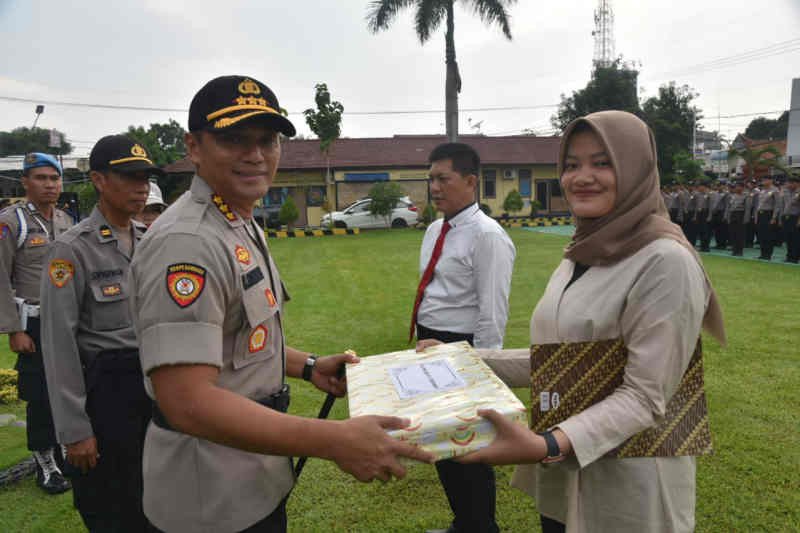 Polresta Cirebon beri penghargaan kepada gadis peringkus rampok