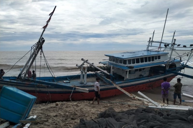 PULUHAN KAPAL BAGAN TENGGELAM DAN TERDAMPAR  DI HANTAN BADAI SUMBAR