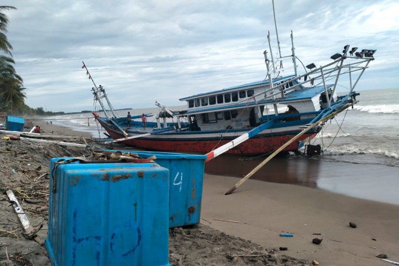 PULUHAN KAPAL BAGAN TENGGELAM DAN TERDAMPAR  DI HANTAN BADAI SUMBAR