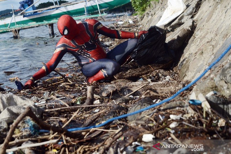 'Spiderman' bersih-bersih pantai
