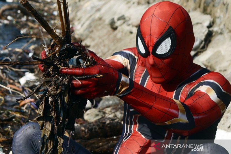 'Spiderman' bersih-bersih pantai