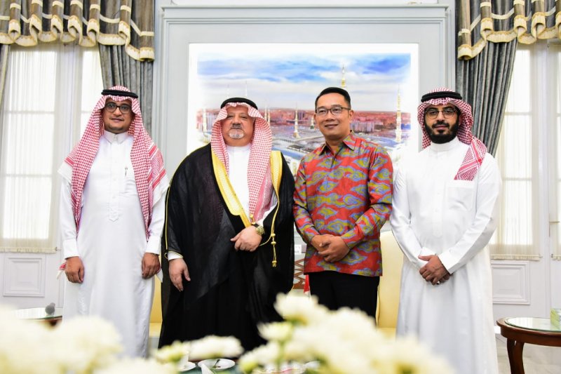 Ridwan Kamil beri buku investasi Jawa Barat kepada Dubes Arab Saudi