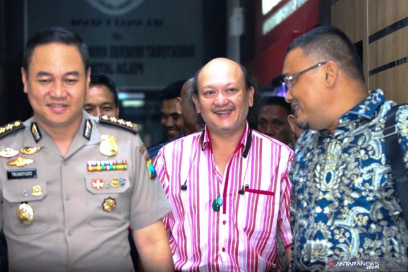 Ari Sigit menyerahkan aliran dana Rp3,5 miliar dari "MeMiles" - ANTARA