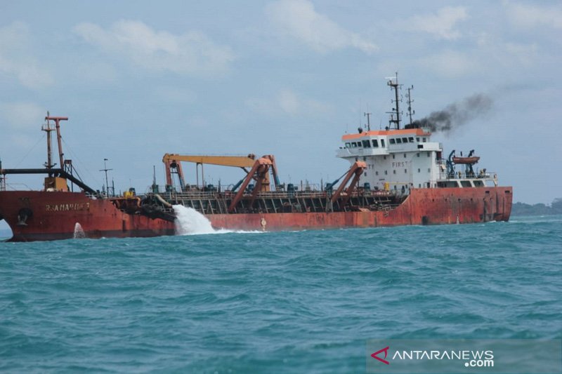 Perairan Galang Batang kotor diduga akibat pendalaman alur