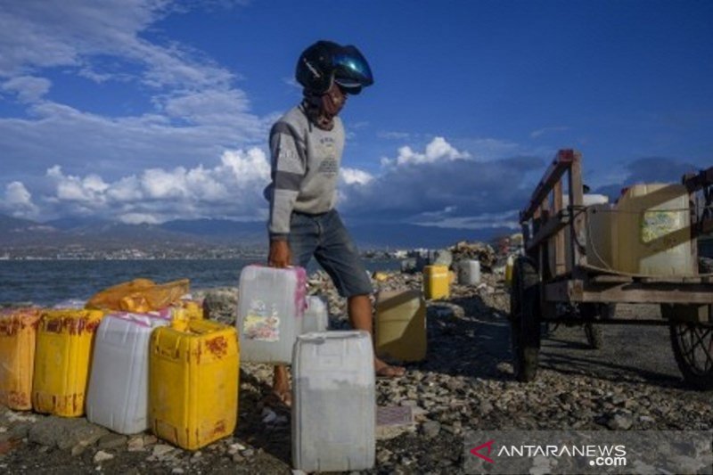 Penyintas bencana jual air laut