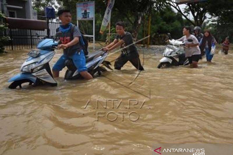 Banjir akibat tanggul jebol di Banten