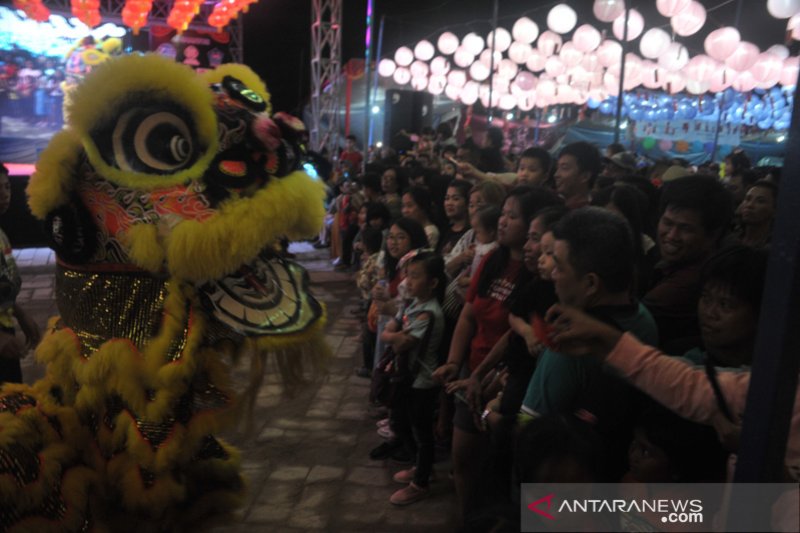 Warga ramai datangi festival 1000 lampion