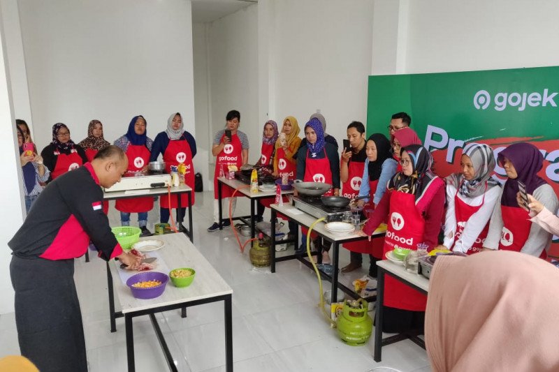 Gojek kembangkan program swadaya ke keluarga mitra
