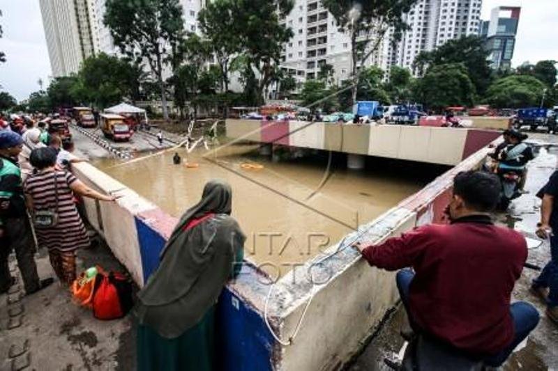 Banjir menutup underpass kemayoran Jakarta