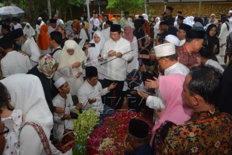 Proses pemakaman almarhum KH Salahuddin Wahid