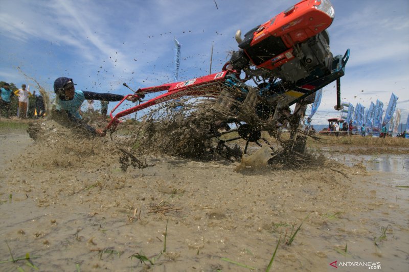 LOMBA BALAP HAND TRAKTOR DAN TANGKAP IKAN