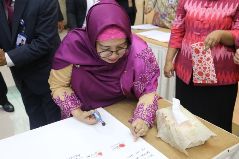 Bubuhkan cap jempol bertinta darah, Kepala BKKBN Sumbar tegaskan institusinya anti korupsi