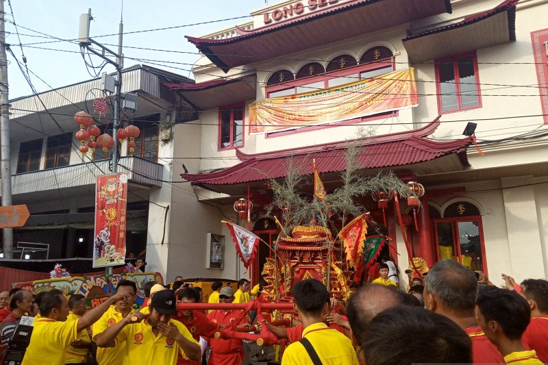 Etnis Tionghoa gelar arakan Cap Go Meh meriahkan tahun baru Imlek 2571 di Padang