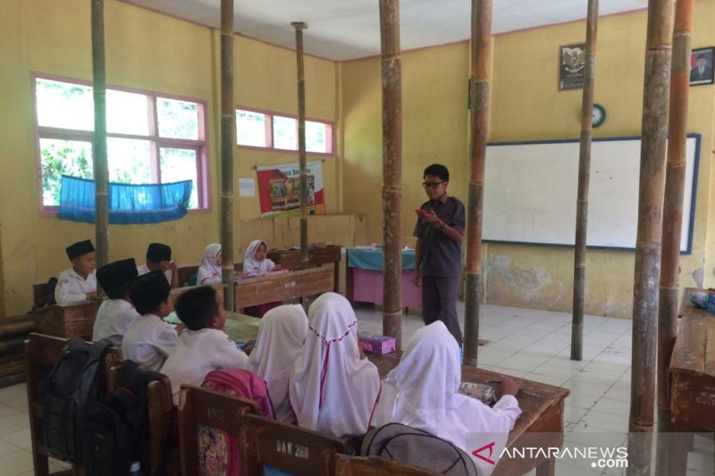 Siswa SDN 3 Cigorowong Tasikmalaya belajar di kelas yang nyaris roboh