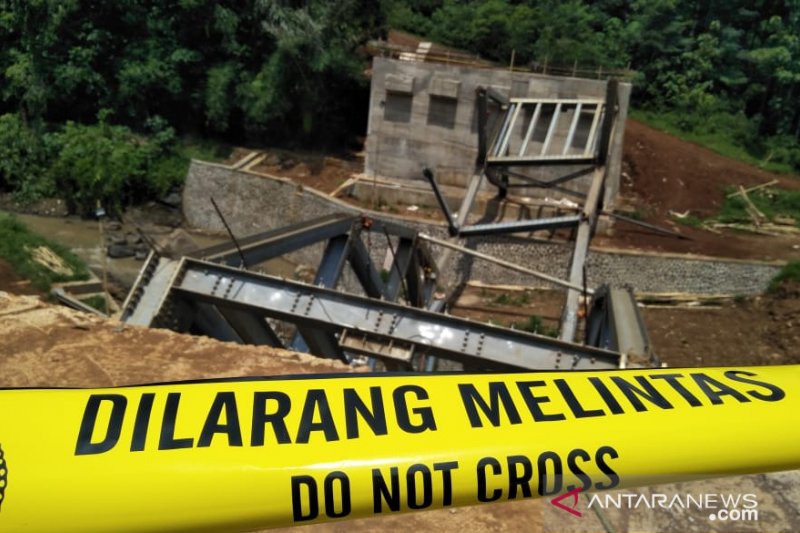 Polres Cianjur selidiki ambruknya jembatan yg sedang dibangun di Babakankaret