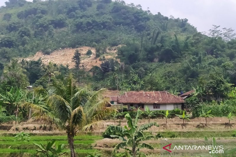 Puluhan rumah warga Rawagede Cianjur terancam longsor akibat aktivitas tambang