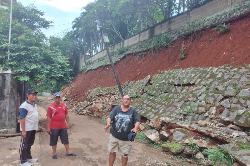 Warga Griya Lembah Depok kecewa, sebulan longsor belum juga diperbaiki