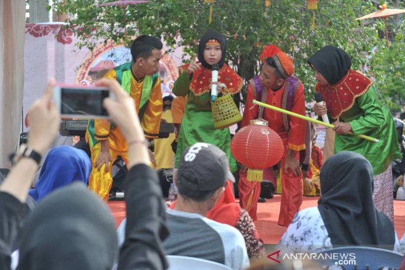 SISWA TAMPILKAN PERTUNJUKKAN TRADISIONAL  DUL MULUK