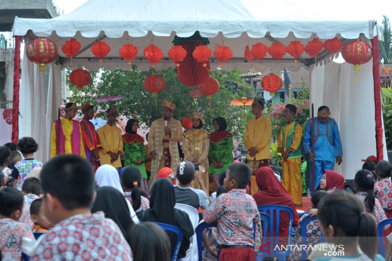 SISWA TAMPILKAN PERTUNJUKKAN TRADISIONAL  DUL MULUK