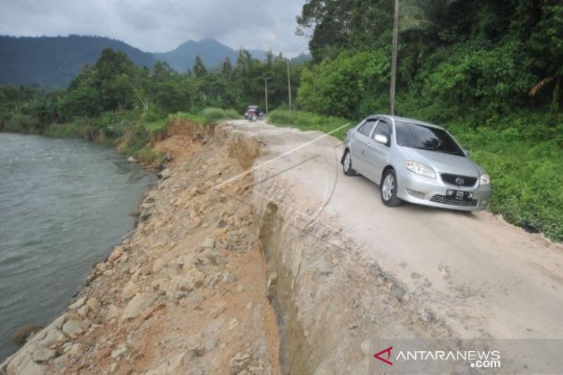 JALAN PEDESAAN LONGSOR