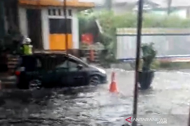 Gerbang Tol Cileunyi Bandung dilanda banjir akibatkan kepadatan kendaraan